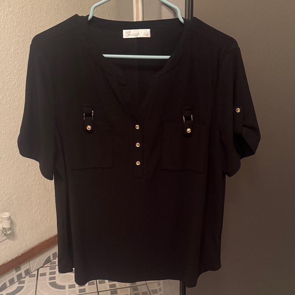 89th & Madison Black Short Sleeve V-Neck Utility Top